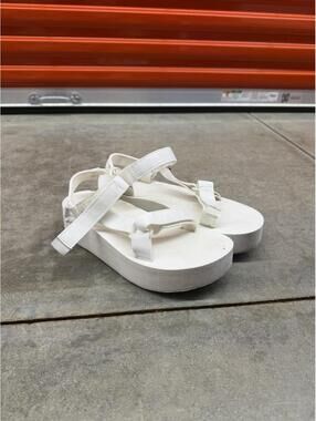teva flatform universal platform white sandals size 8 WOMENS
